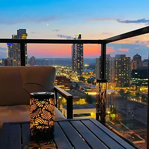 Apartment Luxury Downtown Sunset Getaway: Urban Oasis With Kitchen & Gym